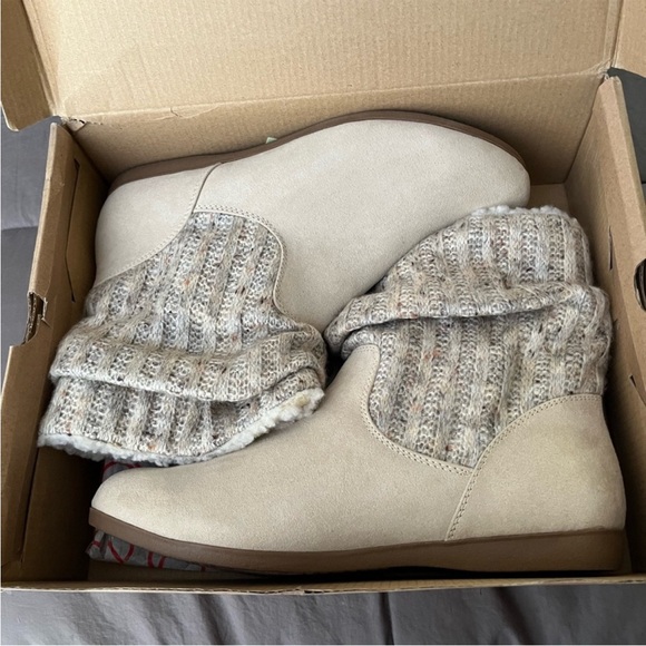 Sugar Cream Color Woman’s Suede Ankle Boots with Knit Cuff Like New! Size 8M - Picture 4 of 9